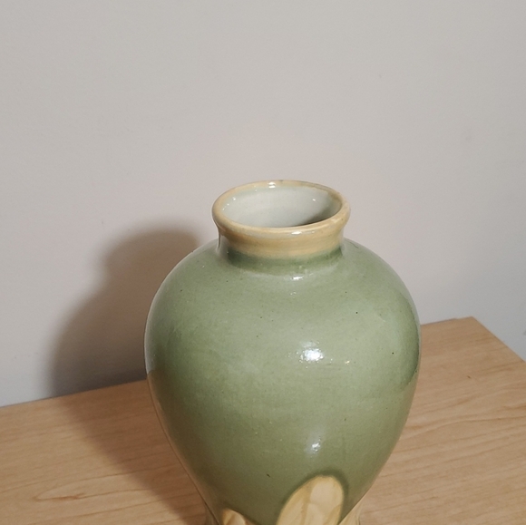 Pottery Vase Green Ginger Jar-Style Handcrafted In Vietnam 7.25" Leaf Design - Picture 3 of 6